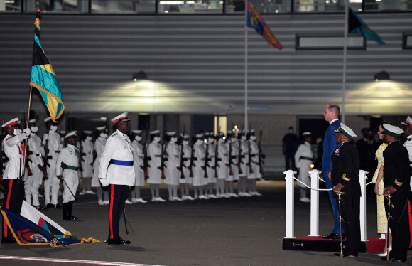 Le prince William et Kate Middleton quittent les Bahamas depuis l'aéroport international Lynden Pindling. Ce départ marque la fin de leur tournée dans les Caraïbes, au nom de la reine Elizabeth, pour célébrer son jubilé de platine. Le 26 mars 2022.