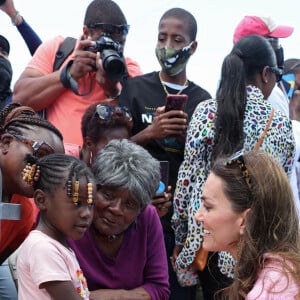 Le prince William, duc de Cambridge, et Catherine (Kate) Middleton, duchesse de Cambridge, visitent "Fish Fry" à Abaco, un lieu de rassemblement culinaire traditionnel des Bahamas qui se trouve sur toutes les îles des Bahamas, le huitième jour de leur tournée dans les Caraïbes au nom de la reine pour marquer son jubilé de platine. Abaco, le 26 mars 2022.