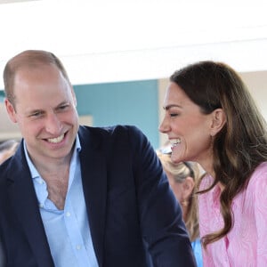 Le prince William, duc de Cambridge, et Catherine (Kate) Middleton, duchesse de Cambridge, visitent "Fish Fry" à Abaco, un lieu de rassemblement culinaire traditionnel des Bahamas qui se trouve sur toutes les îles des Bahamas, le huitième jour de leur tournée dans les Caraïbes au nom de la reine pour marquer son jubilé de platine. Abaco, le 26 mars 2022.