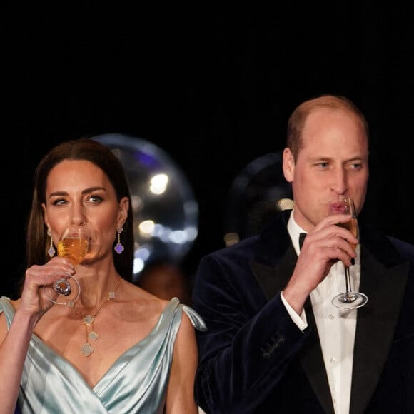 Le prince William, duc de Cambridge, et Catherine (Kate) Middleton, duchesse de Cambridge, assistent à une réception organisée par le gouverneur général des Bahamas, Sir Cornelius Alvin Smith, au complexe Baha Mar sur l'île de New Providence aux Bahamas pour rencontrer des dirigeants communautaires et des habitants des nombreuses îles des Bahamas, au septième jour de leur tournée dans les Caraïbes au nom de la reine pour marquer son jubilé de platine. Nassau, le 25 mars 2022.