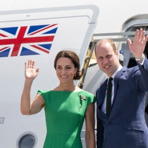 Le prince William, duc de Cambridge, et Catherine (Kate) Middleton, duchesse de Cambridge, quittent la Jamaique depuis l'aéroport international Norman Manley pour se rendre aux Bahamas, dernière étape de leur voyage officiel dans les Caraïbes. Kingston, le 24 mars 2022.