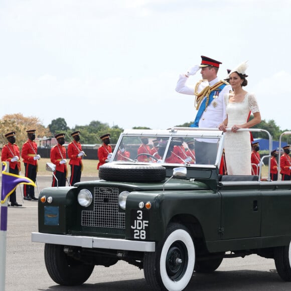 Le prince William, duc de Cambridge, et Catherine (Kate) Middleton, duchesse de Cambridge, assistent à la parade des officiers de l'Académie militaire des Caraïbes, à Kingston, le 24 mars 2022. Cette visite marque le jubilé de platine de la reine.