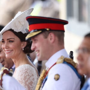 Le prince William, duc de Cambridge, et Catherine (Kate) Middleton, duchesse de Cambridge, assistent à la parade des officiers de l'Académie militaire des Caraïbes, à Kingston, le 24 mars 2022. Cette visite marque le jubilé de platine de la reine.