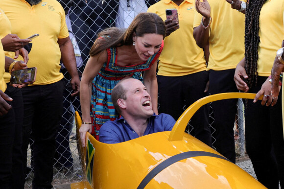 Le prince William, duc de Cambridge, et Catherine (Kate) Middleton, duchesse de Cambridge, rencontrent l'équipe nationale de bobsleigh lors de leur voyage officiel en Jamaique, le 22 mars 2022.