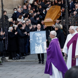 Sortie du cercueil - Sorties des obsèques de Jean-Pierre Pernaut en la Basilique Sainte-Clotilde à Paris, France le 9 mars 2022. © Aurelien Morissard/Panoramic/Bestimage