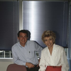 Archives - En France, à Paris, Evelyne Dhéliat et Jean-Pierre Pernaut, dans les locaux de TF1 le 21 avril 1994.