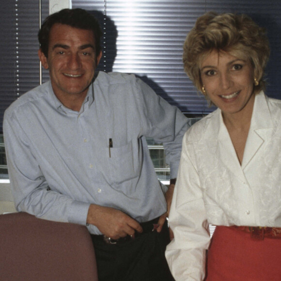 Archives - En France, à Paris, Evelyne Dhéliat et Jean-Pierre Pernaut, dans les locaux de TF1 le 21 avril 1994.