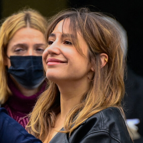 Izia Higelin à la sortie du défilé Chanel Haute-Couture 2022 au Grand Palais Ephémère dans le cadre de la Fashion Week de Paris. © Federico Pestellini/Panoramic/Bestimage