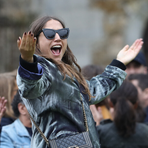 Izïa Higelin lors des obsèques de Jacques Higelin au cimetière du Père Lachaise à Paris, le 12 avril 2018.