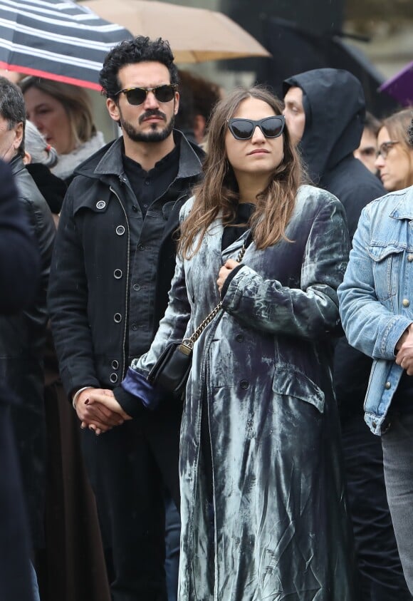 Izïa Higelin et son compagnon Bastien Burger lors des obsèques de Jacques Higelin au cimetière du Père Lachaise à Paris, le 12 avril 2018.