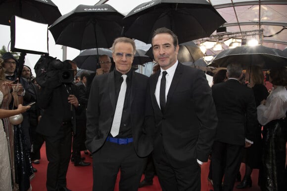 Christophe Lambert et Jean Dujardin - Montée des marches du film "Les plus belles années d'une vie" lors du 72e Festival de Cannes. Le 18 mai 2019.