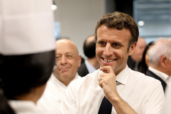 Le président Emmanuel Macron, candidat à l'élection présidentielle, échange avec les élèves de l'école "Cuisine mode d'emploi(s)" du chef Thierry Marx à Dijon le 28 mars 2022.