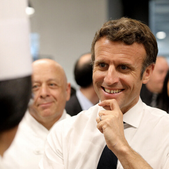 Le président Emmanuel Macron, candidat à l'élection présidentielle, échange avec les élèves de l'école "Cuisine mode d'emploi(s)" du chef Thierry Marx à Dijon le 28 mars 2022.