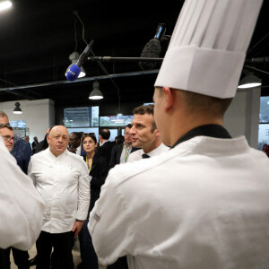 Le président Emmanuel Macron, candidat à l'élection présidentielle, échange avec les élèves de l'école "Cuisine mode d'emploi(s)" du chef Thierry Marx à Dijon le 28 mars 2022.