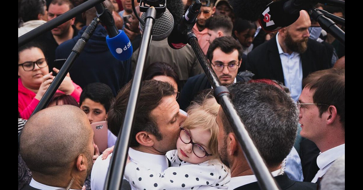 Emmanuel Macron Sourires et gros câlins en bras de chemise