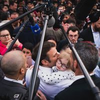 Emmanuel Macron : Sourires et gros câlins en bras de chemise printanière
