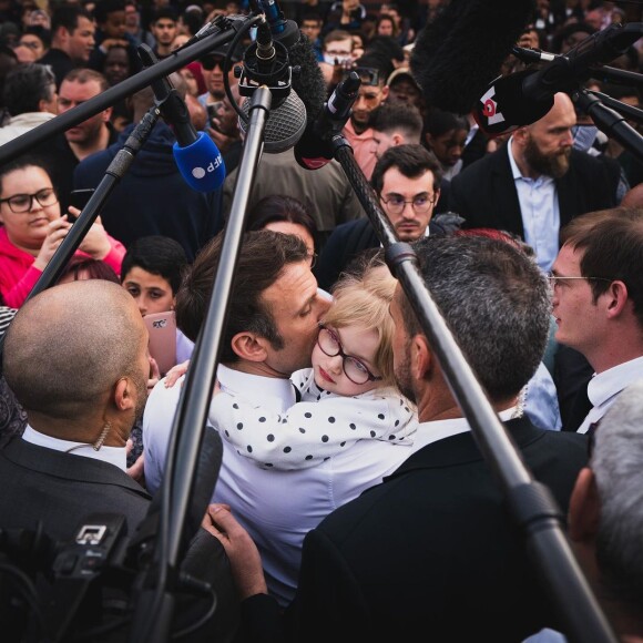 Photo du déplacement d'Emmanuel Macron, président sortant en campagne pour les élections