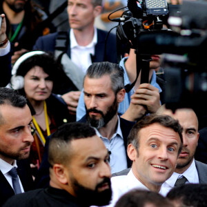 Le président Emmanuel Macron, candidat à l'élection présidentielle, échange avec les habitants du quartier Fontaine d'Ouche à Dijon le 28 mars 2022.