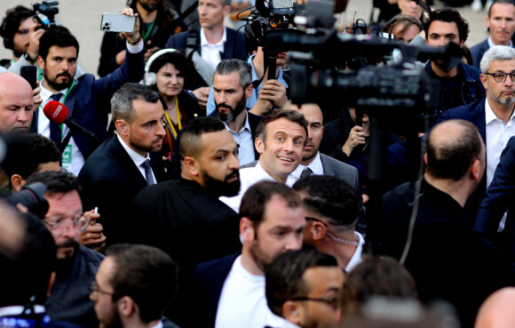 Le président Emmanuel Macron, candidat à l'élection présidentielle, échange avec les habitants du quartier Fontaine d'Ouche à Dijon le 28 mars 2022.