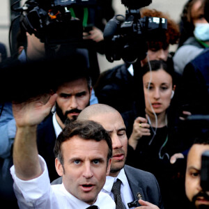 Le président Emmanuel Macron, candidat à l'élection présidentielle, échange avec les habitants du quartier Fontaine d'Ouche à Dijon le 28 mars 2022.