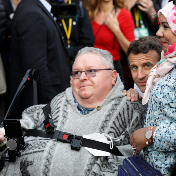 Le président Emmanuel Macron, candidat à l'élection présidentielle, échange avec les habitants du quartier Fontaine d'Ouche à Dijon le 28 mars 2022.
