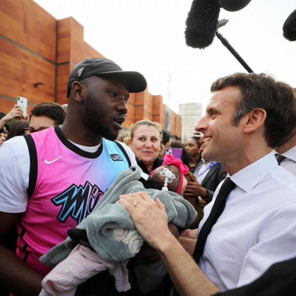 Le président Emmanuel Macron, candidat à l'élection présidentielle, échange avec les habitants du quartier Fontaine d'Ouche à Dijon le 28 mars 2022.