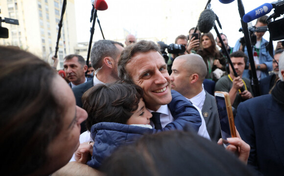 Le président Emmanuel Macron, candidat à l'élection présidentielle, échange avec les habitants du quartier Fontaine d'Ouche à Dijon le 28 mars 2022.