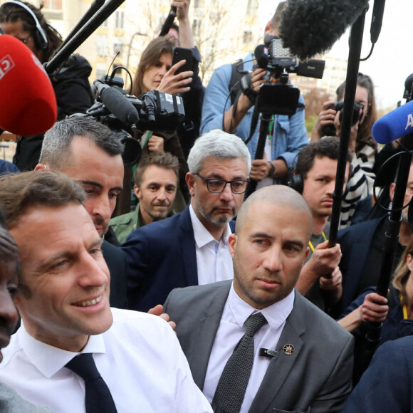 Le président Emmanuel Macron, candidat à l'élection présidentielle, échange avec les habitants du quartier Fontaine d'Ouche à Dijon le 28 mars 2022.