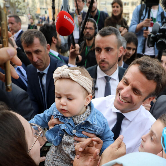 Le président Emmanuel Macron, candidat à l'élection présidentielle, échange avec les habitants du quartier Fontaine d'Ouche à Dijon le 28 mars 2022.