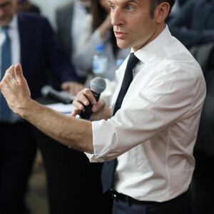 Le président Emmanuel Macron, candidat à l'élection présidentielle, est en visite à Dijon à la Maison-Phare pour un échange avec les acteurs associatifs le 28 mars 2022.