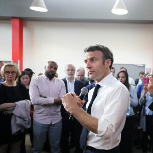 Le président Emmanuel Macron, candidat à l'élection présidentielle, est en visite à Dijon à la Maison-Phare pour un échange avec les acteurs associatifs le 28 mars 2022.