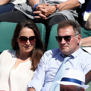 Pierre Sled et sa compagne dans les tribunes des Internationaux de Tennis de Roland Garros à Paris le 8 juin 2017 © Cyril Moreau-Dominique Jacovides/Bestimage  Celebs at Roland Garros french open in Paris, France on june 8th 2017 