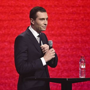 Jordan Bardella - Les candidats à l'élection présidentielle participent au "grand débat des valeurs" organisé par Valeurs actuelles et l'association Les Éveilleurs au parc des expositions à Paris le 22 mars 2022.