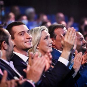 Jordan Bardella, Marine Le Pen et Louis Alliot lors du congrès du Rassemblement National (RN) à Perpignan, France, le 4 juillet 2021