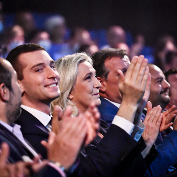 Jordan Bardella, Marine Le Pen et Louis Alliot lors du congrès du Rassemblement National (RN) à Perpignan, France, le 4 juillet 2021