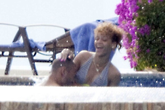 Rihanna profite d'un moment romantique avec son nouvel amoureux Matt Kemp au Mexique le 4 janvier 2010.