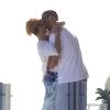 Rihanna partage un moment de tendresse avec son bouyfriend, Matt Kemp lors de leurs vacances romantiques à Mexico le 4 janvier 2010