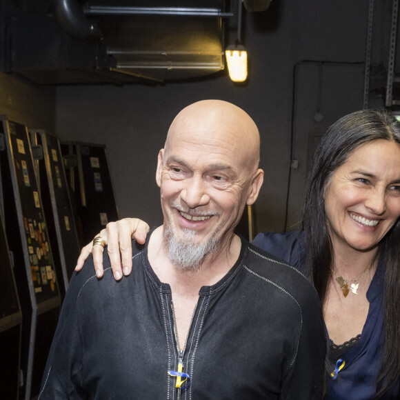 Exclusif - Florent Pagny et sa femme Azucena - Backstage de l'émission spéciale "Unis pour l'Ukraine" à la Maison de la Radio et de la Musique, diffusée en direct sur France 2 et présentée par Nagui et Leïla.Kaddour à Paris le 8 mars 2022.  © Cyril Moreau / Jack Tribeca / Bestimage