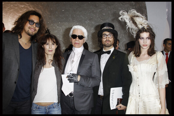 Lulu Gainsbourg, Bambou, Karl Lagerfeld, Sean Lennon et Charlotte Kemp - Défilé Chanel à Paris. 2012.