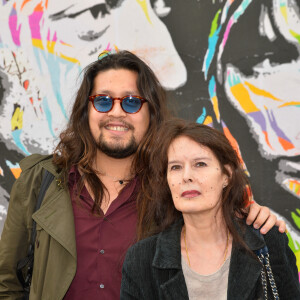 Lulu Gainsbourg et sa mère Bambou devant le 5 bis, rue de Verneuil lors du lancement officiel de l'association Serge Gainsbourg au cabaret Don Camilo à Paris, le 2 avril 2017. © Guirec Coadic/Bestimage