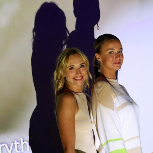 Chloé Jouannet et Zoé Marchal - Soirée Ruinart au Palais de Tokyo pour le lancement de sa collaboration artistique avec l'artiste plasticien J. Hein. La Maison Ruinart a confié sa Carte Blanche 2022 à J. Hein qui a imaginé une installation artistique traduisant son parcours sensoriel en Champagne : "Right Here, Right Now". A Paris le 31 Mars 2022. © Bertrand Rindoff/Bestimage 