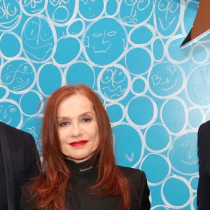 L'Artiste Jeppe Hein, Isabelle Huppert et Frédéric Dufour (DG de Ruinart)  - Soirée Ruinart au Palais de Tokyo pour le lancement de sa collaboration artistique avec l'artiste plasticien J. Hein. La Maison Ruinart a confié sa Carte Blanche 2022 à J. Hein qui a imaginé une installation artistique traduisant son parcours sensoriel en Champagne : "Right Here, Right Now". A Paris le 31 Mars 2022. © Bertrand Rindoff/Bestimage 