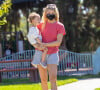 Exclusif - Amanda Kloots s'amuse avec son fils Elvis dans un parc à Los Angeles le 5 septembre 2021. 