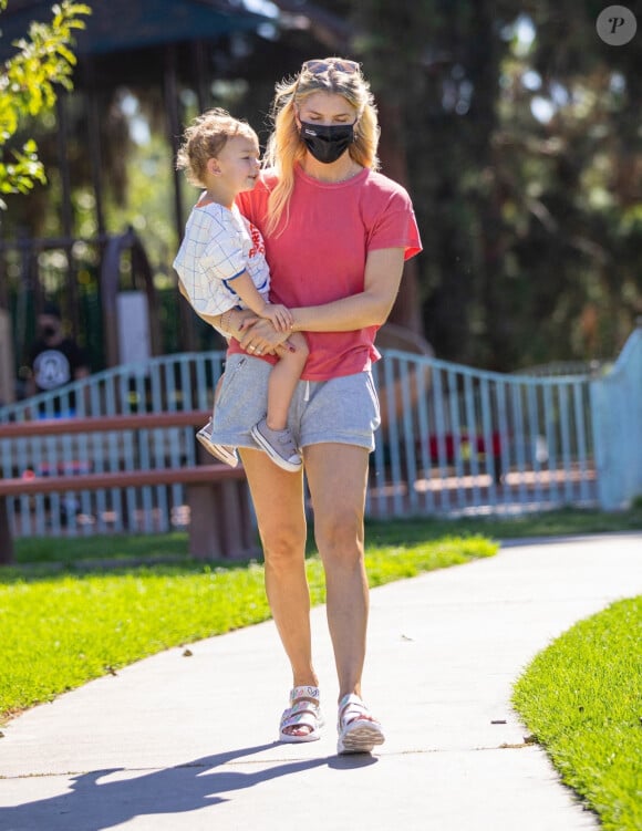 Exclusif - Amanda Kloots s'amuse avec son fils Elvis dans un parc à Los Angeles le 5 septembre 2021. 