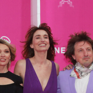 Denis O'Hare, Anne Marivin, Fanny Herrero, Daniel Pemberton et Ólafur Darri Ólafsson - Cérémonie d'ouverture de la 5e saison du Festival International des Séries "Canneseries" à Cannes, le 1er avril 2022. © Denis Guignebourg/BestImage