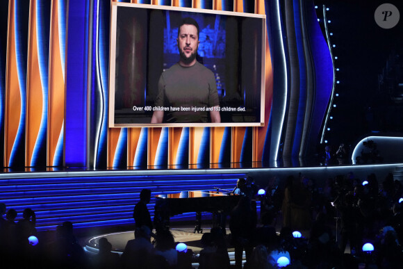 Le président Volodymyr Zelenskyy délivrant un message vidéo lors des Grammy Awards à Las Vegas le 3 avril 2022