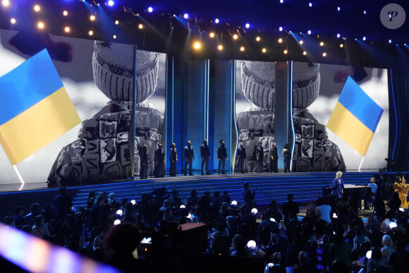 Mika Newton interprétant "Free" avec John Legend lors des Grammy Awards à Las Vegas le 3 avril 2022