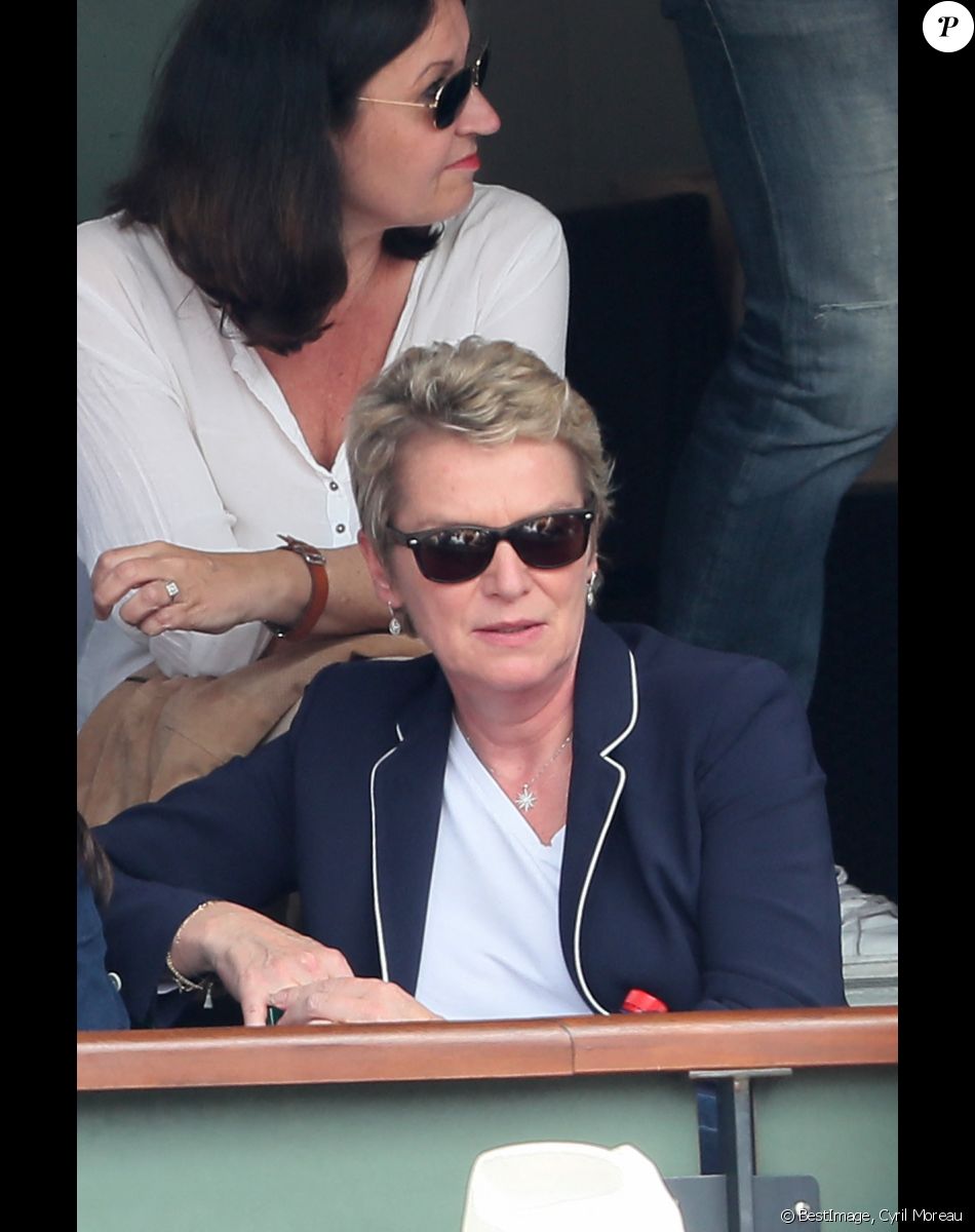 Elise Lucet - People dans les tribunes des Internationaux de France de Tennis de Roland Garros à Paris. Le 9 juin 2018 © Cyril Moreau / Bestimage