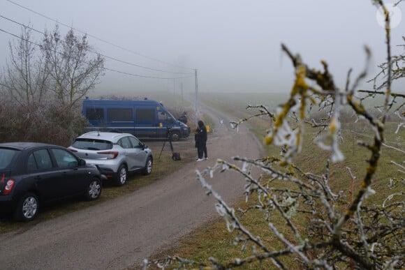 Des gendarmes fouillant aux alentours d'une ferme à Drignac, dans le cadre de l'enquête sur la disparition de Delphine Jubillar. 18 janvier 2022