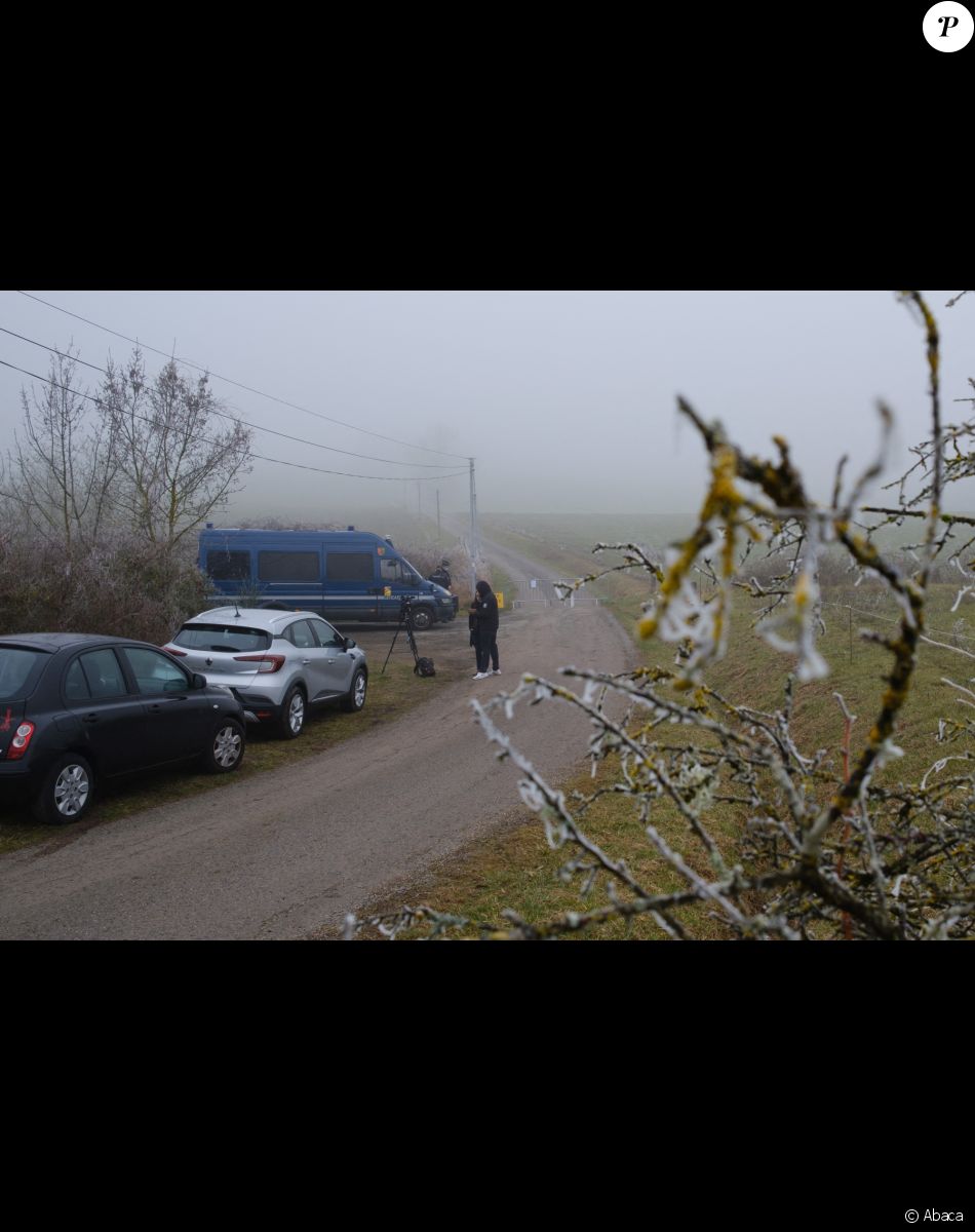Des gendarmes fouillant aux alentours d'une ferme à Drignac, dans le cadre de l'enquête sur la disparition de Delphine Jubillar. 18 janvier 2022